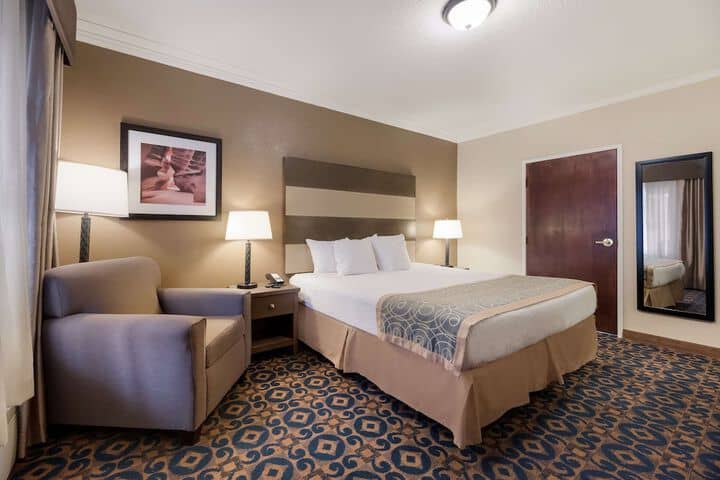 Room 11 of 30